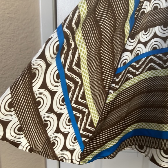 A lovely multi color in brown with touch of blue and green contrast! - Picture 2 of 6